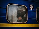 ena eká na odjezd evakuaního vlaku z ukrajinského Chersonu. Z domova ji...