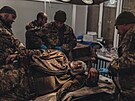 Ukrajin�tí armádní léka�i o�et�ují vojáka zran�ného na front�. (30. prosince...