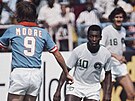 Pelé pi debutu za New York Cosmos v lét 1975 v akci v pípravném utkání proti...