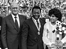 Tehdejí prezident FIFA Joao Havelange (vlevo), Pelé a Diego Maradona pózuj...