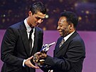 Pelé pedává Cristianu Ronaldovi ocenní pro hráe svta za rok 2008 na...