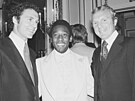 Pelé (uprosted) pózuje s Franzem Beckenbauerem (vlevo), spoluhráem z New York...