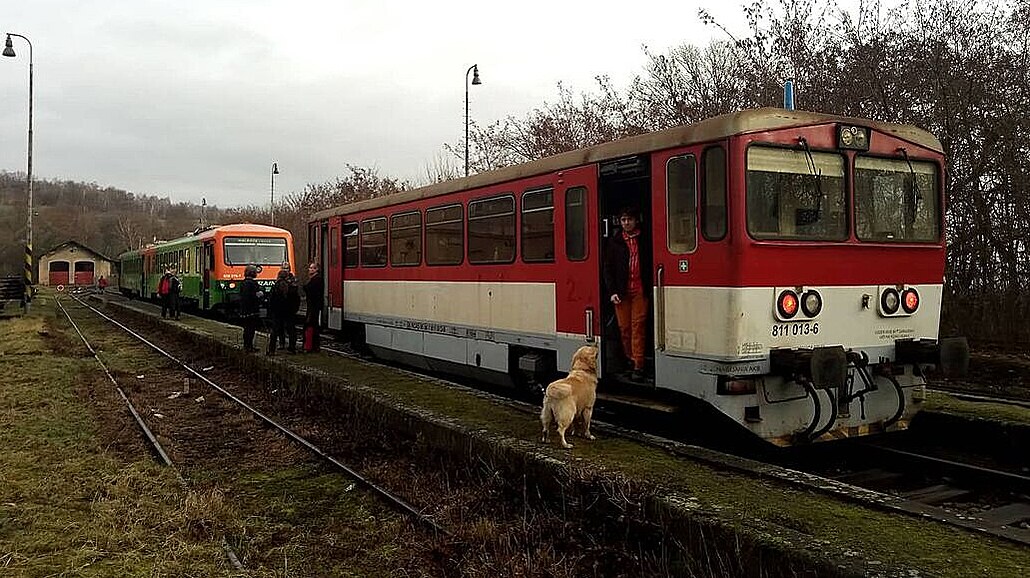 Na koleje u Hrobu na Teplicku nkdo nastrail kámen.  Vlak proto eká ve...