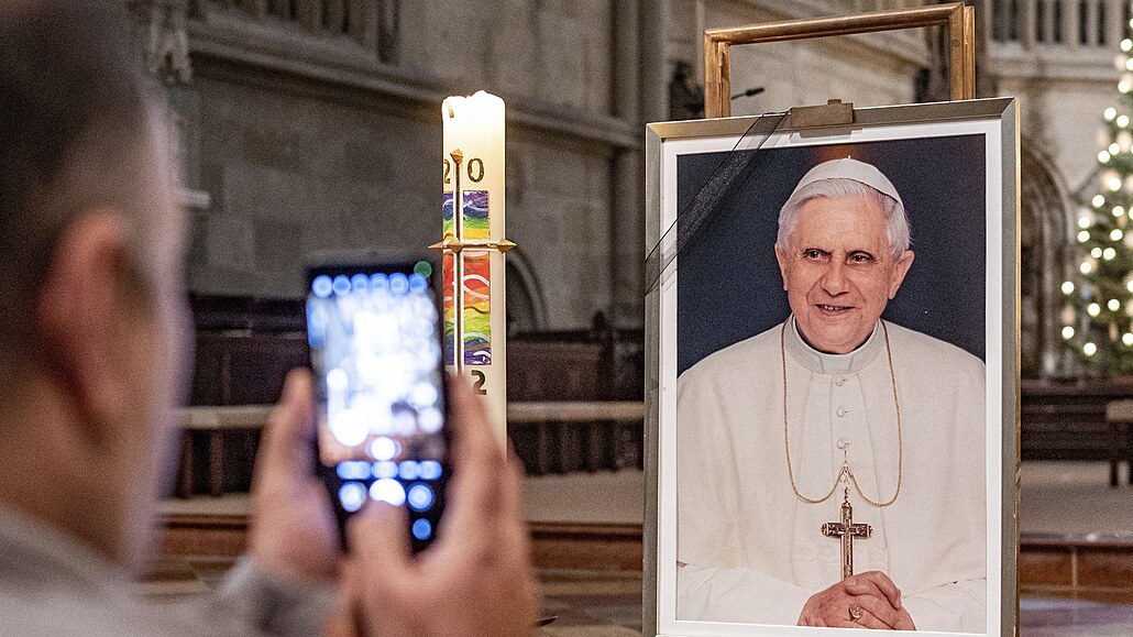 Ve Vatikánu se shromaují vící, aby uctili památku Benedikta XVI.