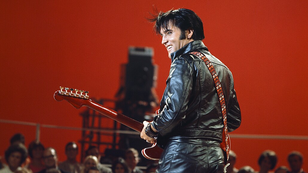 Stále ije! Se smrtí Elvise Presleyho se mnozí fanouci nemohou vyrovnat, a tak...