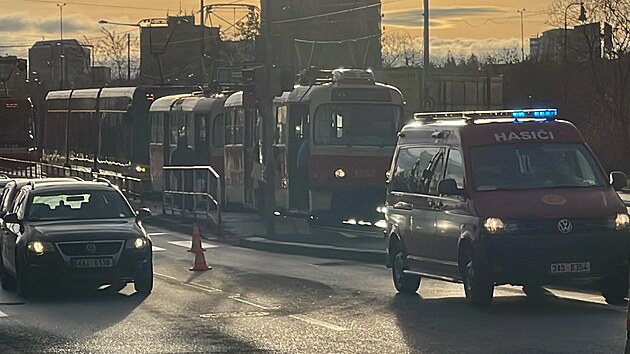 U zastvky Teplrna Michle narazil autobus do tramvaje. (31. prosince 2022)