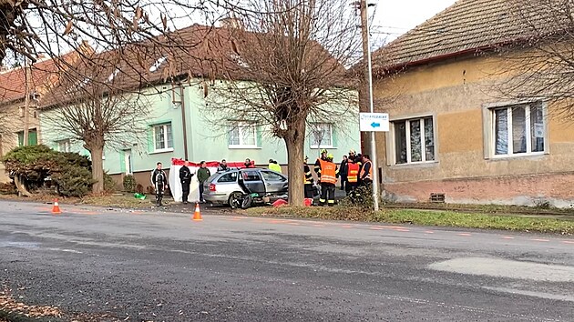 V obci Zlonice na Kladensku motork�� narazil do auta, na m�st� zem�el. (31. prosince 2022)