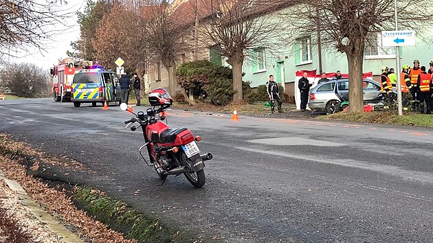 V obci Zlonice na Kladensku motork�� narazil do auta, na m�st� zem�el. (31. prosince 2022)