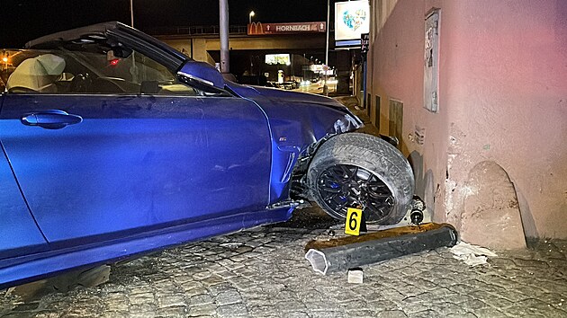 V Praze na Smchov auto srazilo chodkyni. (31. prosince 2022)