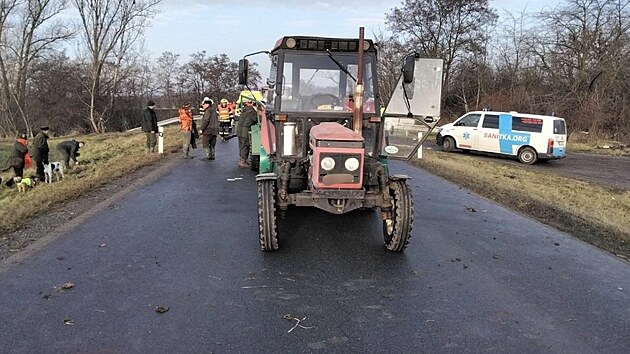 Mezi Nmicemi nad Hanou a Vovicemi na Prostjovsku se stetl traktor, kter pevel 18 lid, s autem. Pi kolizi se zranilo dvanct lid.
