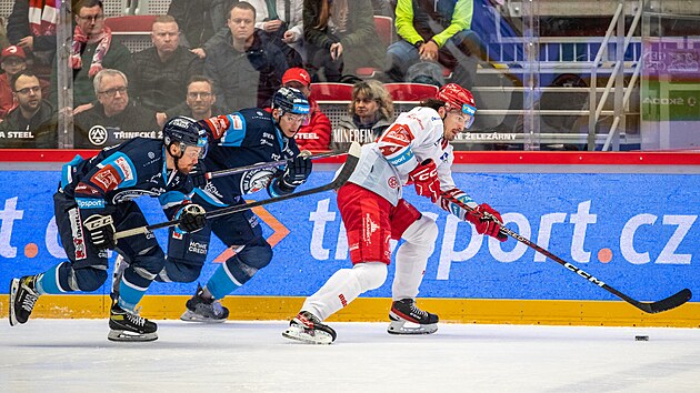 Liberet hokejist Vojtch Jiru (vlevo) s Michalem Ivanem nahn unikajcho tineckho tonka Daniela Voenlka.