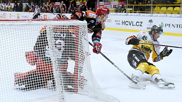 Litv�novsk� �to�n�k Ond�ej Jur��k pad� p�ed brankou hradeck�ho Jana R��i�ky.