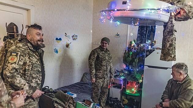 Ukrajinští armádní lékaři, stejně jako vojáci, oslavili Vánoce na frontě. (30. prosince 2022)