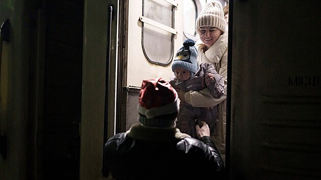 Ukrajinská rodina se shledává na nádraží v Kyjevě, aby spolu mohla oslavit příchod nového roku. (31. prosince 2022)