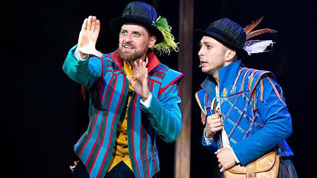 Herec V�clav Svoboda ztv�rn� roli bratra Jeremi�e v p�edstaven� N�co shnil�ho! Do posledn� chv�le v�ak nev�, co bude hr�t, co bude m�t na sob� a s k�m se na jevi�ti plze�sk�ho divadla potk�.