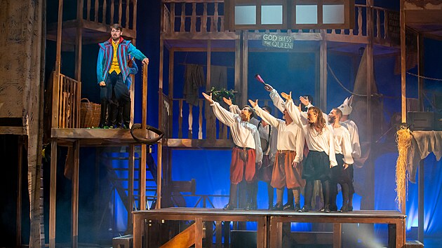 Herec V�clav Svoboda ztv�rn� roli bratra Jeremi�e v p�edstaven� N�co shnil�ho! Do posledn� chv�le v�ak nev�, co bude hr�t, co bude m�t na sob� a s k�m se na jevi�ti plze�sk�ho divadla potk�.