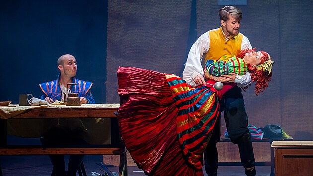 Herec V�clav Svoboda ztv�rn� roli bratra Jeremi�e v p�edstaven� N�co shnil�ho! Do posledn� chv�le v�ak nev�, co bude hr�t, co bude m�t na sob� a s k�m se na jevi�ti plze�sk�ho divadla potk�.