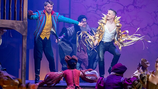 Herec V�clav Svoboda ztv�rn� roli bratra Jeremi�e v p�edstaven� N�co shnil�ho! Do posledn� chv�le v�ak nev�, co bude hr�t, co bude m�t na sob� a s k�m se na jevi�ti plze�sk�ho divadla potk�.