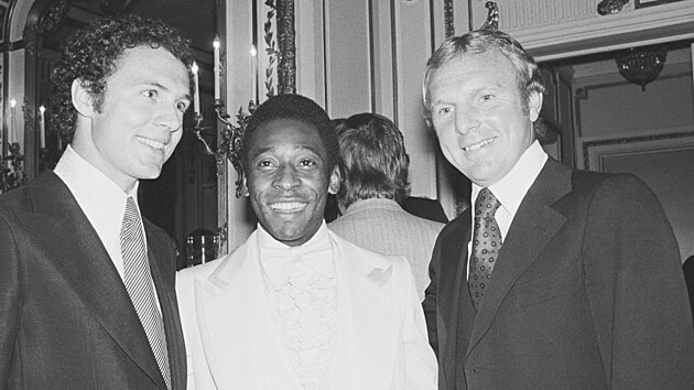 Pel (uprosted) pzuje s Franzem Beckenbauerem (vlevo), spoluhrem z New York Cosmos a soupeem z nmeck reprezentace, a s Bobbym Moorem, kapitnem anglickch mistr svta 1966. Snmek pochz ze z 1977.