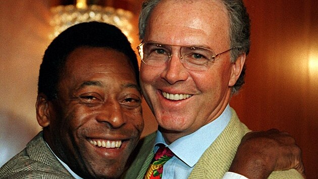 Pel a Franz Beckenbauer na snmku z bezna 1996, kdy byl legendrn Brazilec vyhlen Fotbalistou stolet.