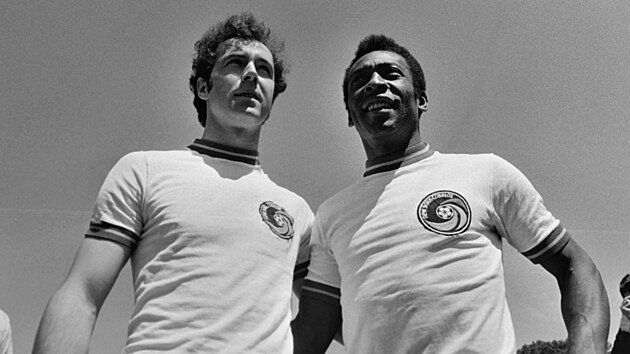 Franz Beckenbauer (vlevo) a Pel v dresu New York Cosmos, kvten 1977.