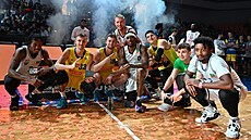 Utkání hv�zd mu�ské basketbalové ligy NBL, Vít�zné dru�stvo Jacoboys. Zleva...