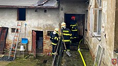 Tři jednotky hasičů zasahovaly v obci Vřesina u požáru domu. (31. prosince 2022)