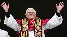 Papež Benedikt XVI. žehná věřícím na Svatopetrském náměstí ve Vatikánu. (duben...