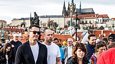 Turisté na Karlově mostě v Praze na Silvestra 2022.