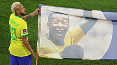 Neymar drí transparent na podporu nemocného Pelého po utkání osmifinále...