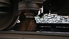 Na koleje u Hrobu na Teplicku n�kdo nastra�il kámen.