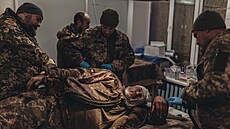 Ukrajinští armádní lékaři ošetřují vojáka zraněného na frontě. (30. prosince... | na serveru Lidovky.cz | aktuální zprávy
