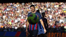 Úto�ník Barcelony Robert Lewandovski v derby proti Espa�olu.