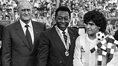 Tehdej�í prezident FIFA Joao Havelange (vlevo), Pelé a Diego Maradona pózuj...