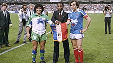 Pelé mezi Diego Maradonou a Michelem Platinim pi exhibiním utkání v Nancy v...