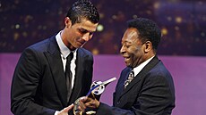 Pelé pedává Cristianu Ronaldovi ocenní pro hráe svta za rok 2008 na...