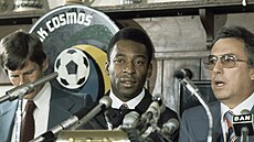 Pelé na tiskové konferenci po pestupu do New Yorku Cosmos v ervnu 1975.
