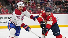 Arber Xhekaj (72) z Montreal Canadiens se snaží vypíchnout puk Antonovi...