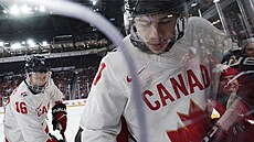 Logan Stankoven (vpravo) a Connor Bedard z Kanady v zápase s Rakouskem