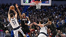 Luka Doni (77) z Dallasu stílí dirkovku na ko Houstonu pes Jabariho Smithe...