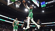 Jaylen Brown z Boston Celtics zakonuje na ko LA Clippers.