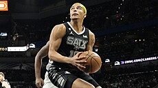 Jeremy Sochan ze San Antonio Spurs v zápase s ew York Knicks