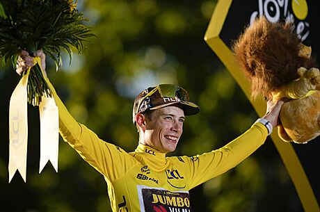 Celkový vítz 109. roníku Tour de France Jonas Vingegaard z Dánska na pódiu v...