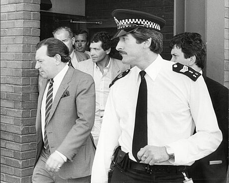 John Palmer po píletu z Brazílie opoutí letit Heathrow obklíen policií.