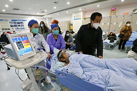 Pevoz covidového pacienta na oddlení intenzivní pée nemocnice v Suining v...