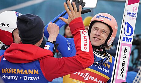 Polský skokan na lyích Dawid Kubacki se raduje z vítzství ve tetím závod...