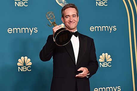 Britský herec Matthew Macfadyen pózuje s cenou Emmy za vedlejí roli v seriálu...