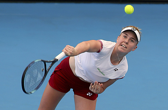 Linda Nosková podává na turnaji v Adelaide.