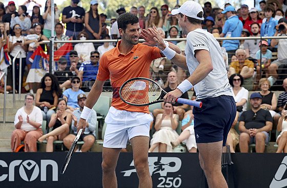 Novak Djokovi� (vlevo) a Vasek Pospisil p�i �ty�h�e na turnaji v Adelaide.