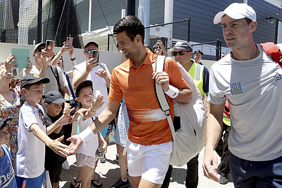 Novak Djokovi� (vlevo) a Vasek Pospisil nastupují ke �ty�h�e na turnaji v...